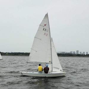 スナイプ級シニアクラスの高橋・小林組